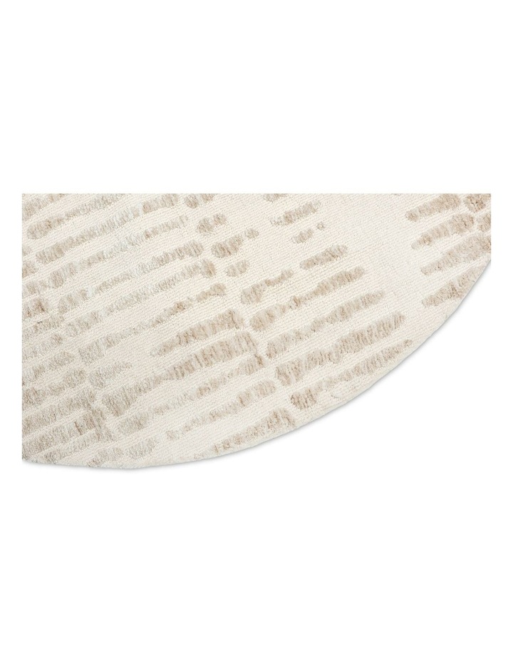 Nahba Textured Tribal Round Rug in Ivory/Cream