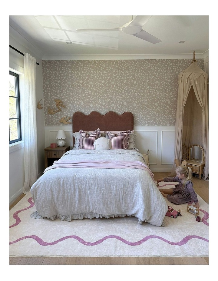 Juliana Wiggle Bordered Washable Rug in Cream